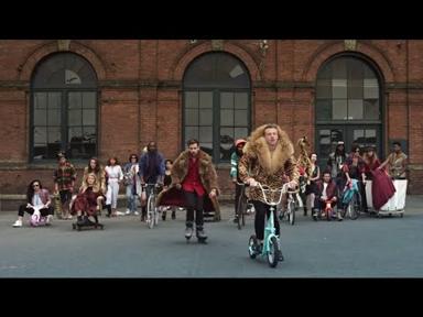 MACKLEMORE & RYAN LEWIS - THRIFT SHOP FEAT. WANZ (OFFICIAL VIDEO) - Macklemore